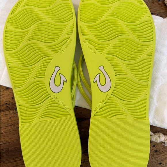 Olukai AKA flip flop
Sandals new in bag - Picture 7 of 11